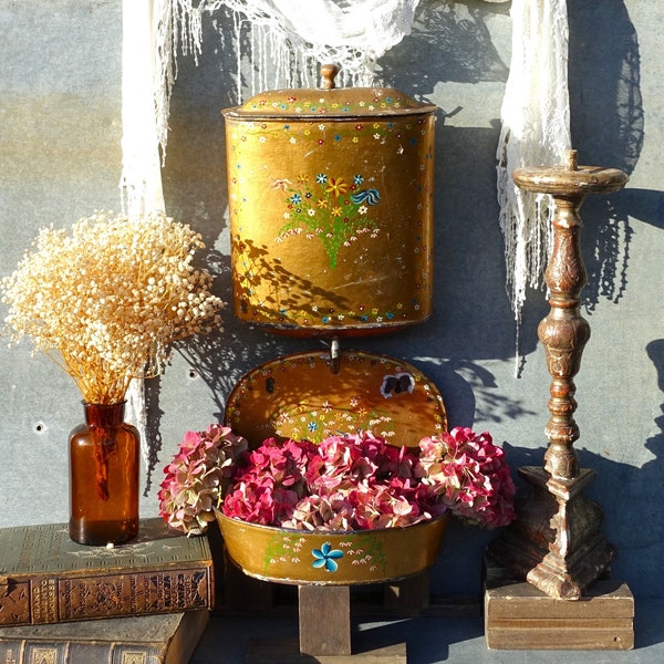 Franse Toleware Hand ingericht en goud geschilderd Lavabo, GRATIS VERZENDING! Tinnen wandgemonteerde fontein in een prachtige Boho-stijl met bloemen.