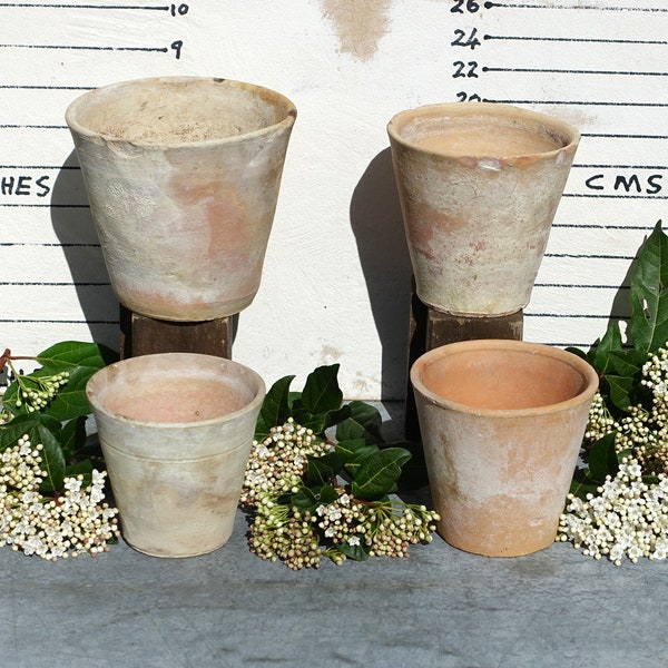 Quatre pots de semis antiques, quatre pots de fleurs en terre cuite, les quatre pots tels qu'illustrés, pots de jardin de manoir des années 1900, belle patine