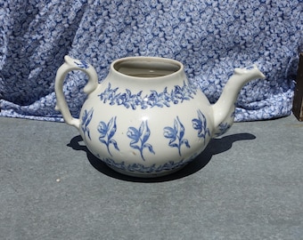 Tetera antigua francesa de St Uze/St Vallier: diseño floral azul estampado a mano, loza fina.