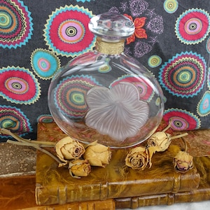 Lalique Lead Crystal 5 1/2&quot; Perfume Bottle, Nina Ricci Fleur De Fluers Crystal Stopper Top Perfume Flask, Middle Sized Lalique Collectible