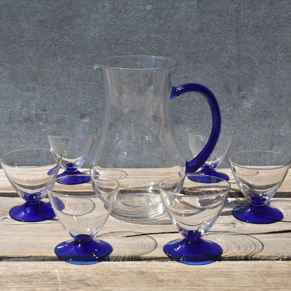 Ensemble de carafes en verre et de verres, bel ensemble de 6 verres d'eau/limonade/cordial fait main clair et bleu cobalt, salle à manger en plein air