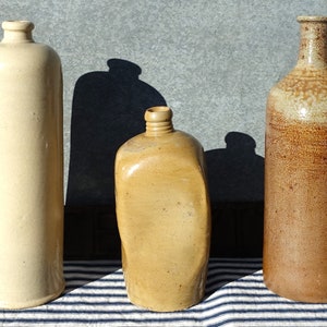 Collection de bouteilles en grès, lot de 3 bouteilles en poterie émaillée, bouteilles en argile rustique décoratives polyvalentes, du brun moucheté au crème. image 3
