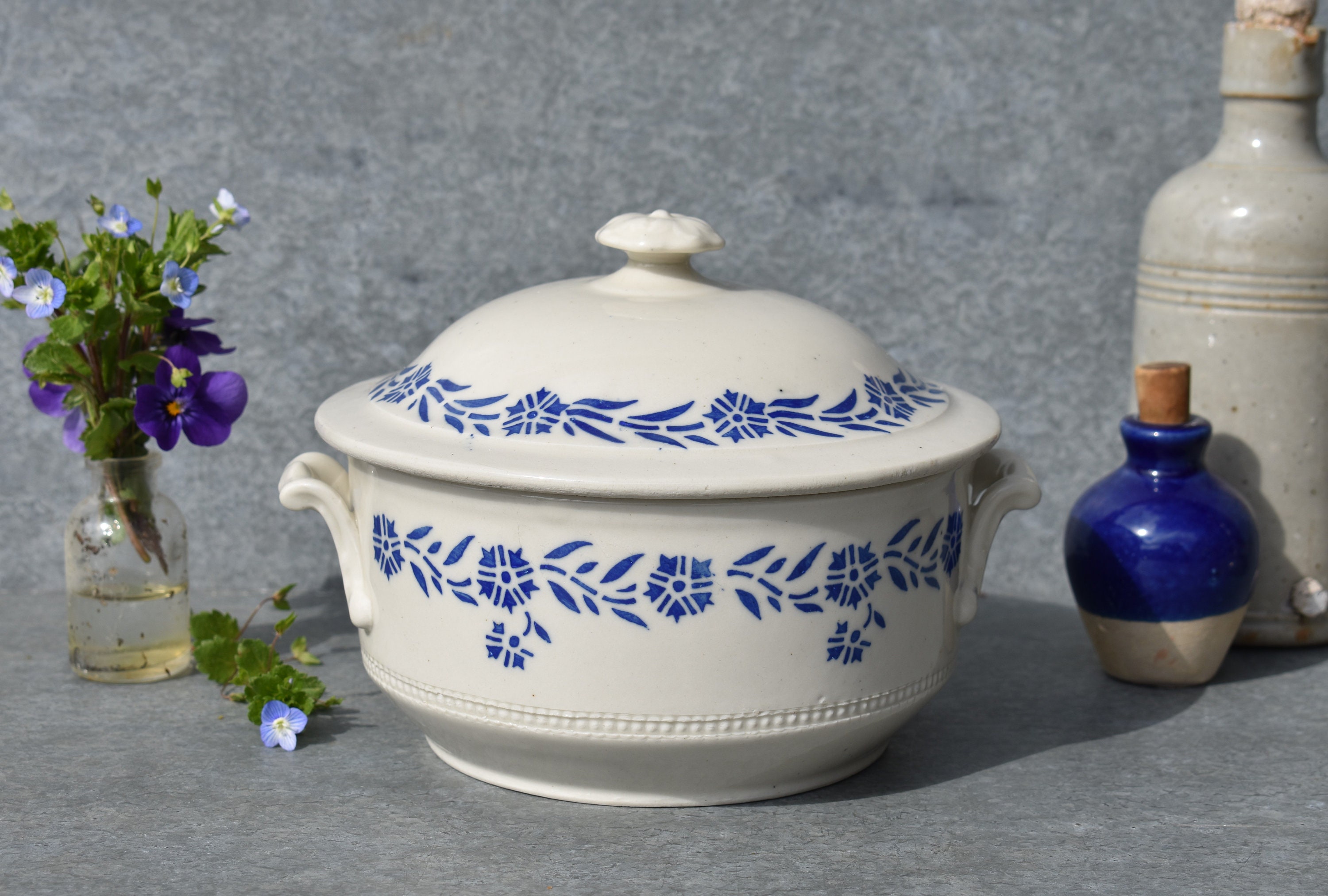 Années 1930 Français St Uze Bleu & Blanc Grès Tureen, Adorable Petit Gris/Blanc Tureen + Belles Fleu