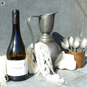 Pichet ou cruche en étain Français antique, pot à crème en étain gris vintage avec décor floral, vase en étain antique inhabituel, décor rustique gris Français