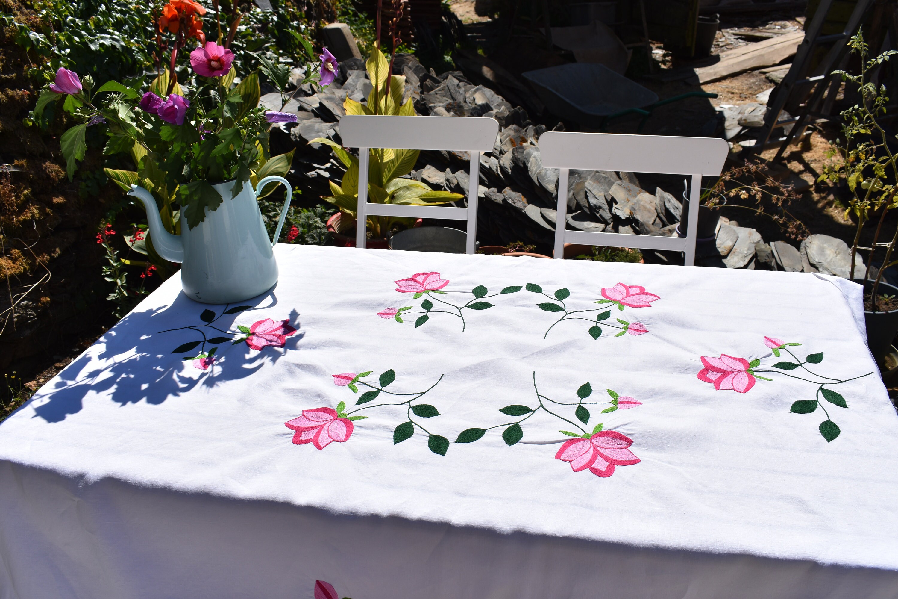 Vintage Français Nappe Brodée à La Main en Lin Blanc, Belles Roses avec Feuillage Vert, 55 X 79, Des