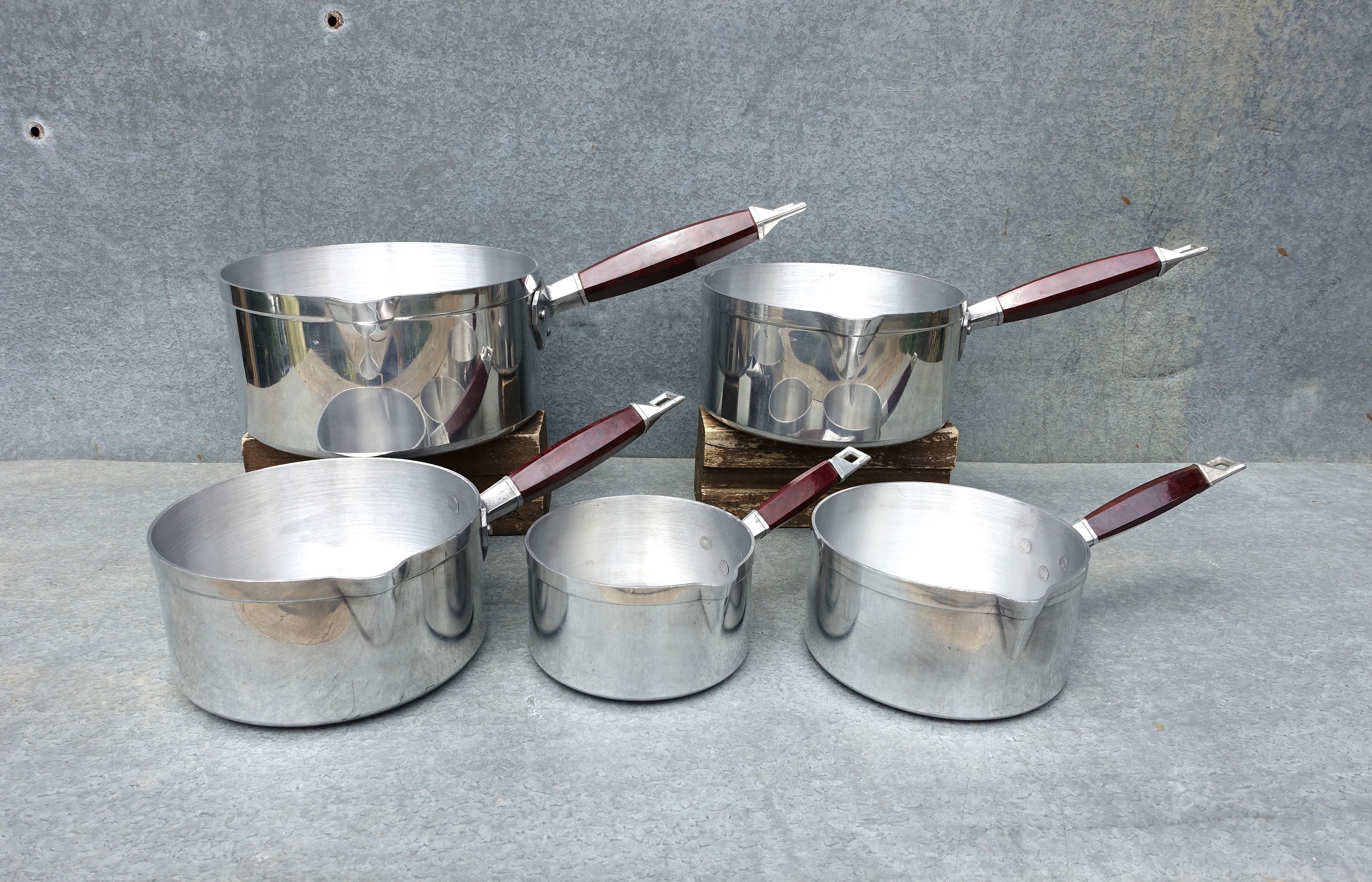 Casseroles Anciennes en Alu pour décoration Campagne Shabby