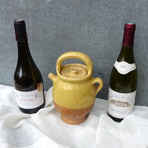 Gargoulette francesa vintage: jarra de vino de loza esmaltada en ocre amarillo