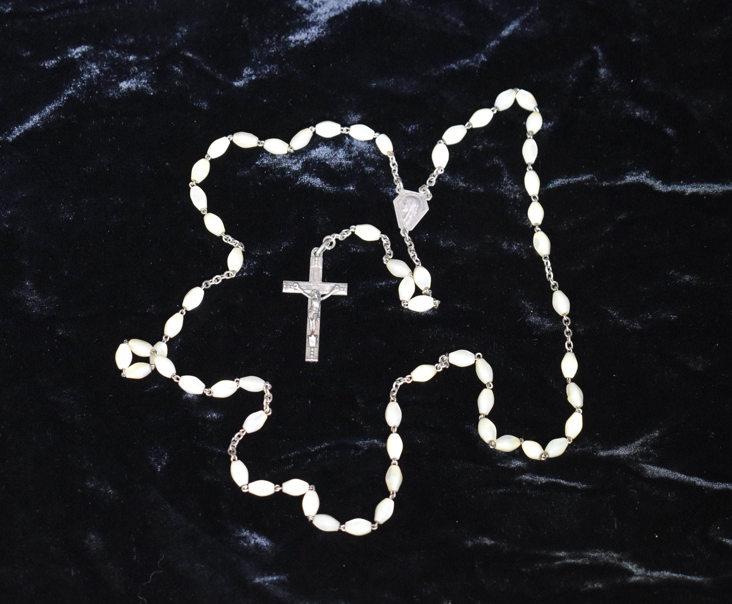 Rosaire Antique de Nacre, Élégantes Perles Minces Forme Ovale et Crucifix en Argent Médaille Central