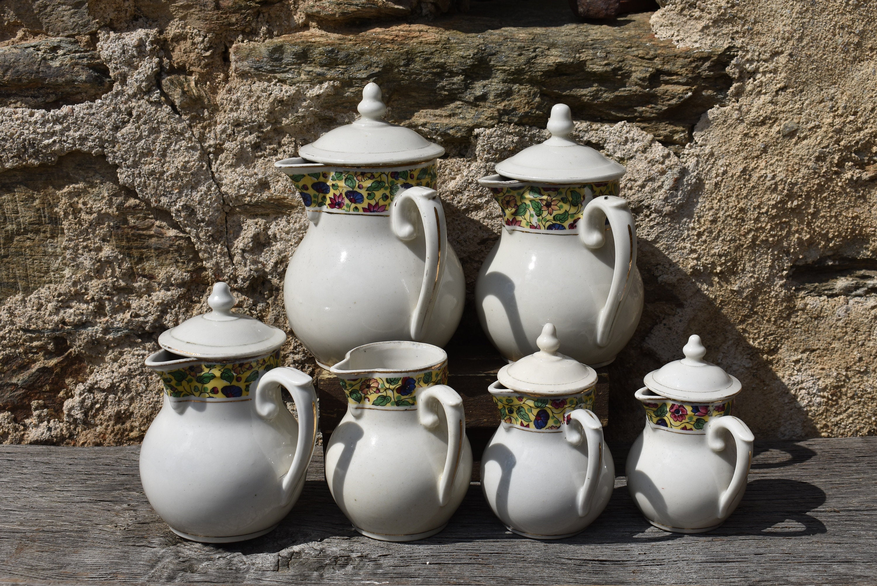 Années 1920 Français Milk Jug Set, 6 Trad. Crèmes en Grès Noir Dans Des Tailles Graduées, Pichet Gra