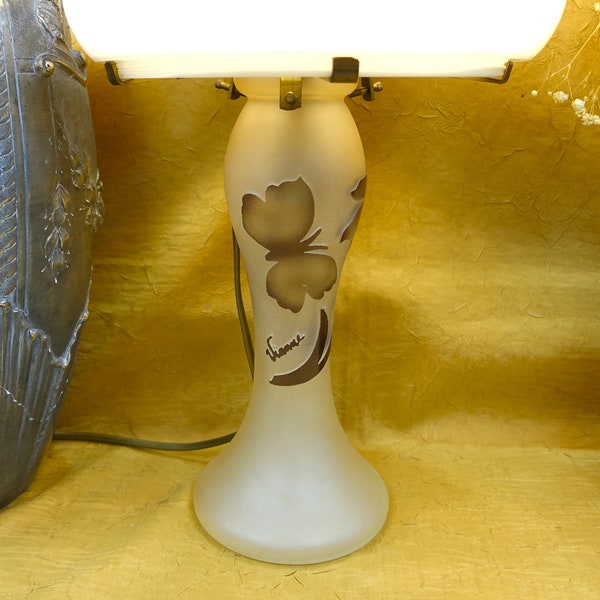 Base en verre de Vianne avec abat-jour moderne, Base en verre de Vianne des années 30/40, belle décoration de papillons et de fleurs, abat-jour blanc moderne