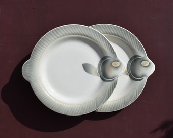 Paire d'assiettes à poisson françaises, un charmant duo d'assiettes plates en forme de poisson en céramique française « Digoin et Sarreguemines », assiettes à poisson émaillées blanc gris