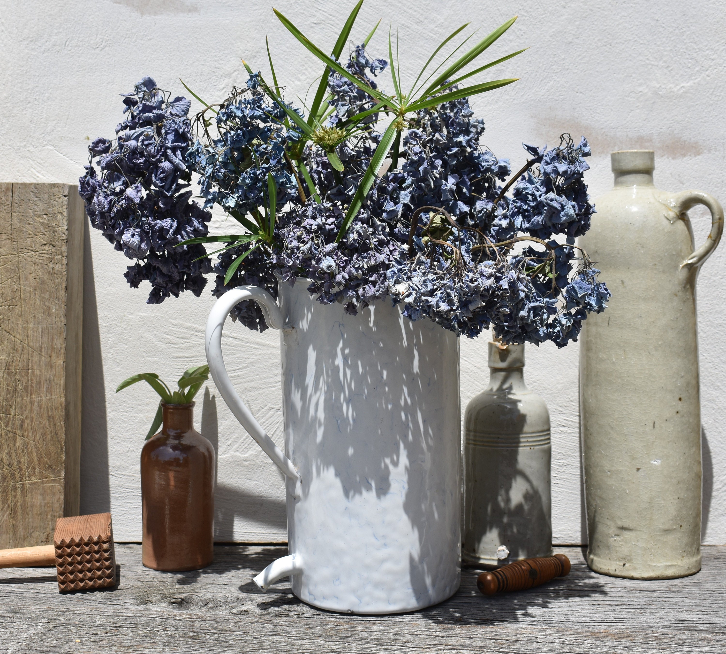 1950S Français'irrigateur d'émail, Effet Émail Blanc et Marbre Bleu, Français Carafe de Lavement en 