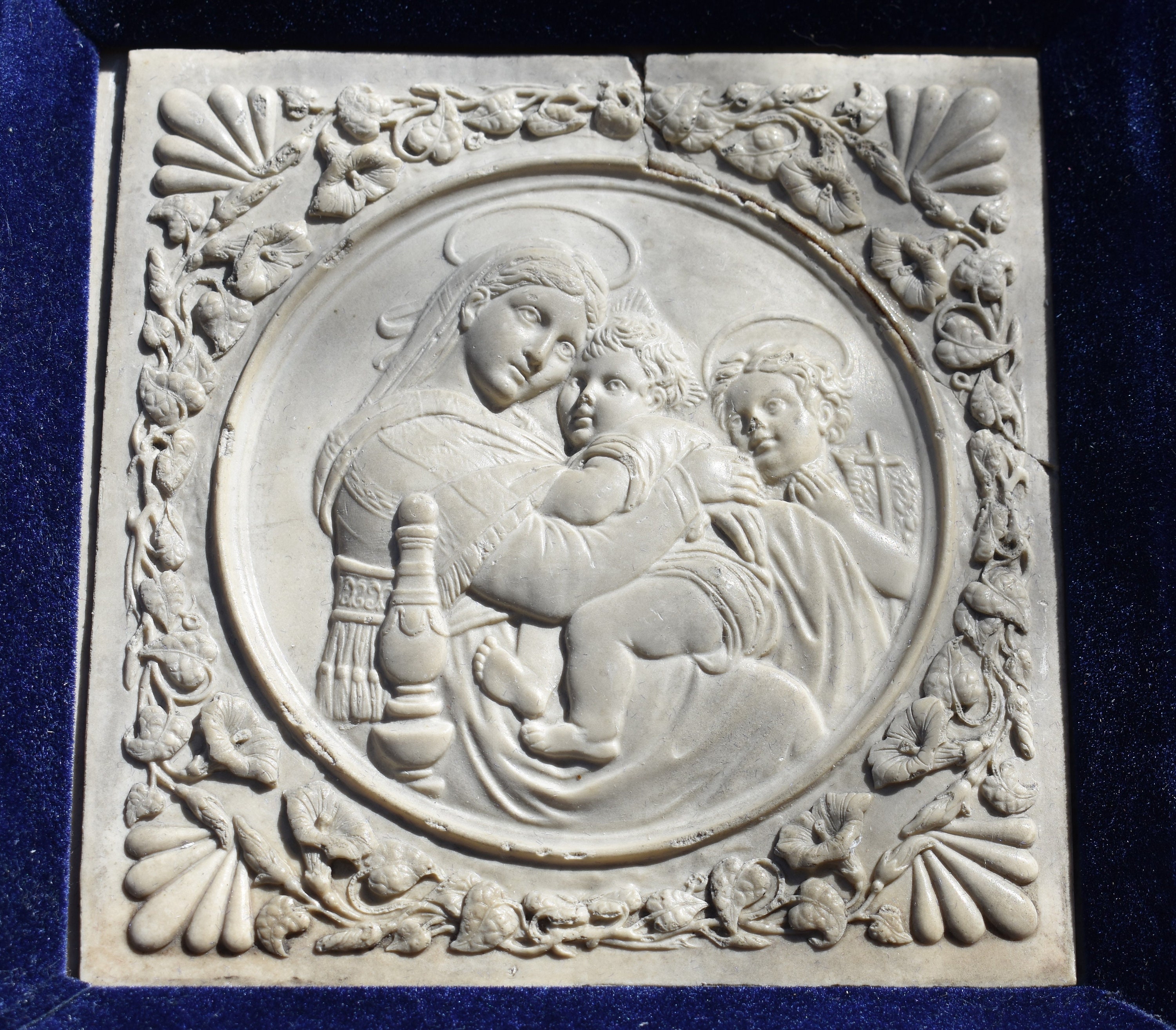 Années 1920 Français Sculpture en Pierre Exquise de La Sainte Famille, Relief Sculptée Vierge Marie 