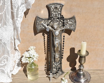 Crucifix antique en acier argenté et chapelet de perles noires, même origine, beau chapelet de perles en plastique ancien crucifix orné + 3 médailles