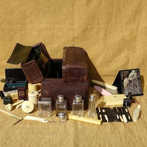 1800 年代の紳士用旅行用トイレケース、Leuchars & Sons、ロンドン製 1820 年代の化粧ケース、Aspreys Of London の刻印、34 ピースの高級ケース。