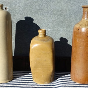 Collection de bouteilles en grès, lot de 3 bouteilles en poterie émaillée, bouteilles en argile rustique décoratives polyvalentes, du brun moucheté au crème. image 2