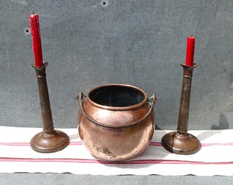 Antiker französischer Übertopf aus Kupfer: Rustikaler Kochtopf von 1800 mit Eisengriff