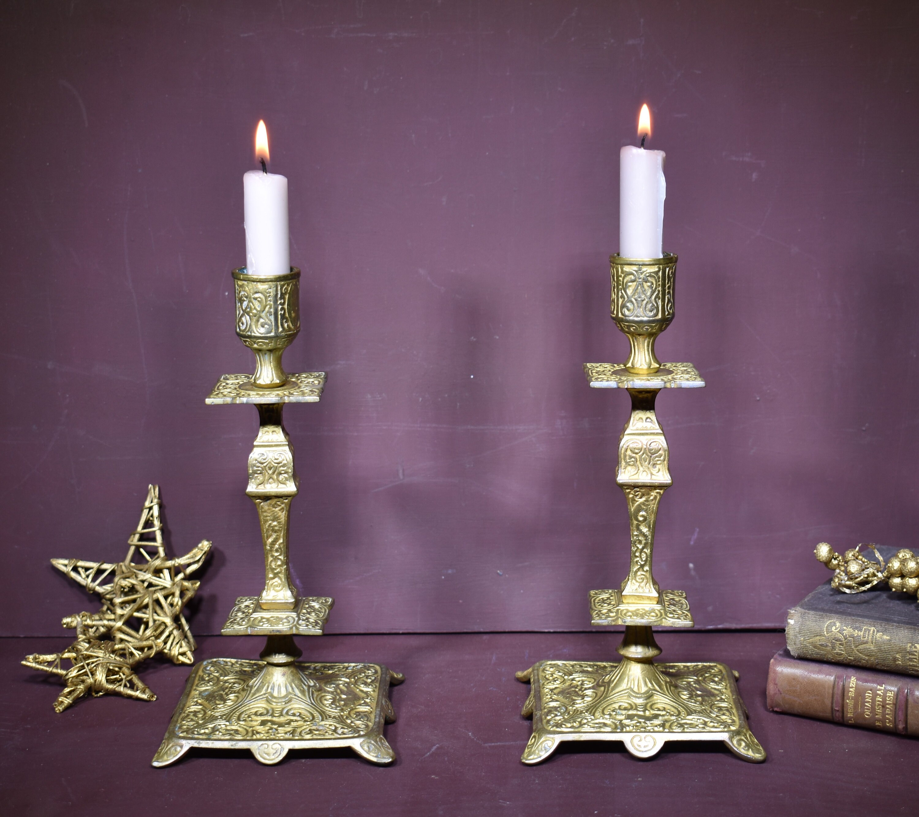 1900 Art Nouveau Français Chandeliers, Paire Élégante & Très Décorative Bougeoirs en Laiton, Design 