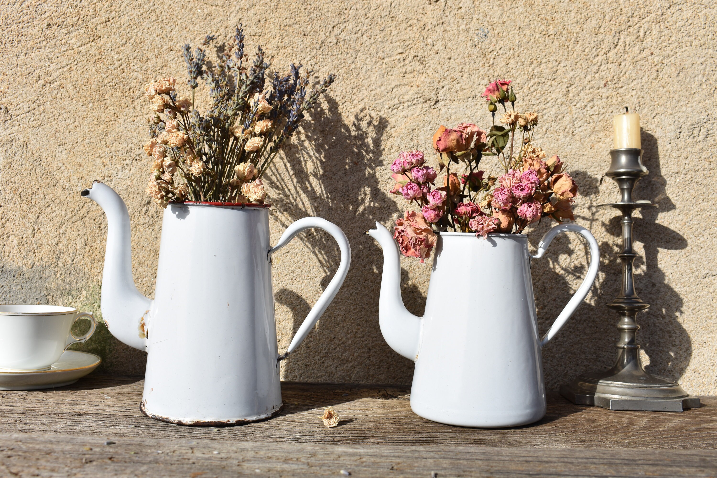 Paire de Français Cafetières en Émail Blanc, 2 Belles Chippy Français, Vases Shabby Chic Porte-Usten