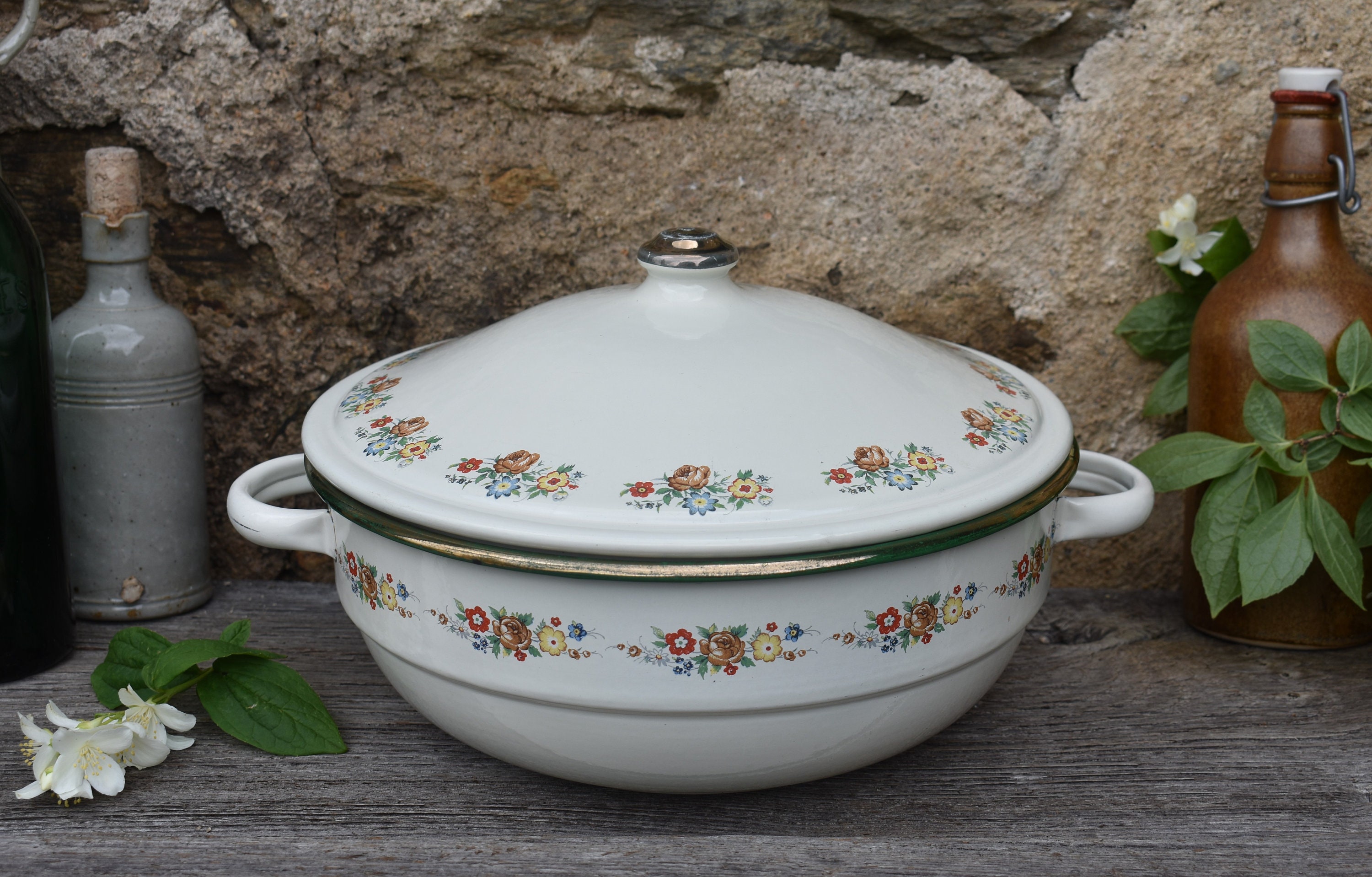 Années 1950 Français Belle Casserole Émaillée, Joli Décor Floral et Vert Or, en Émail avec Couvercle