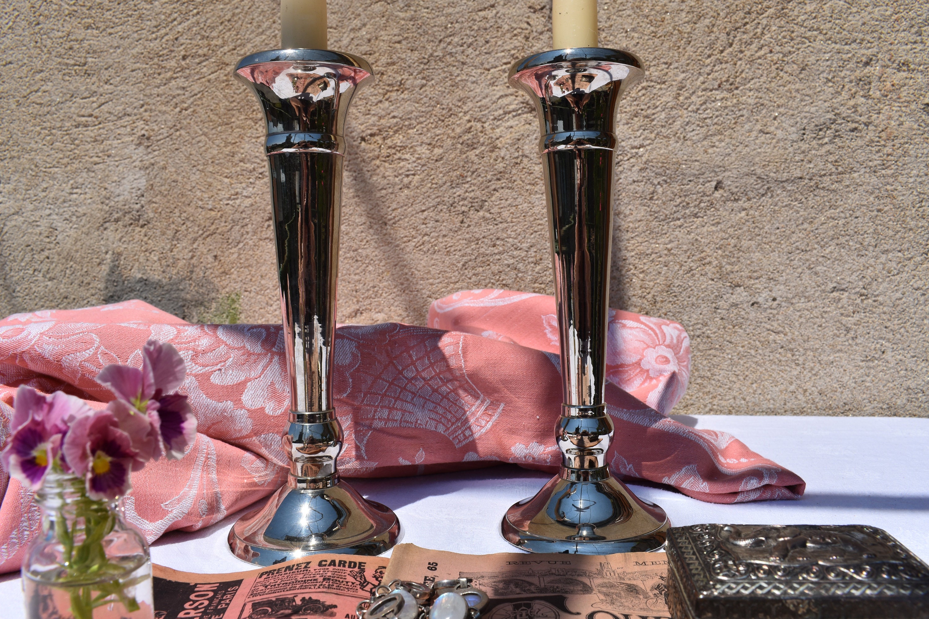 Une Paire de Français Chandeliers Élégants en Métal Couleur Argent Antique, Des Bougeoirs Laiton Chr