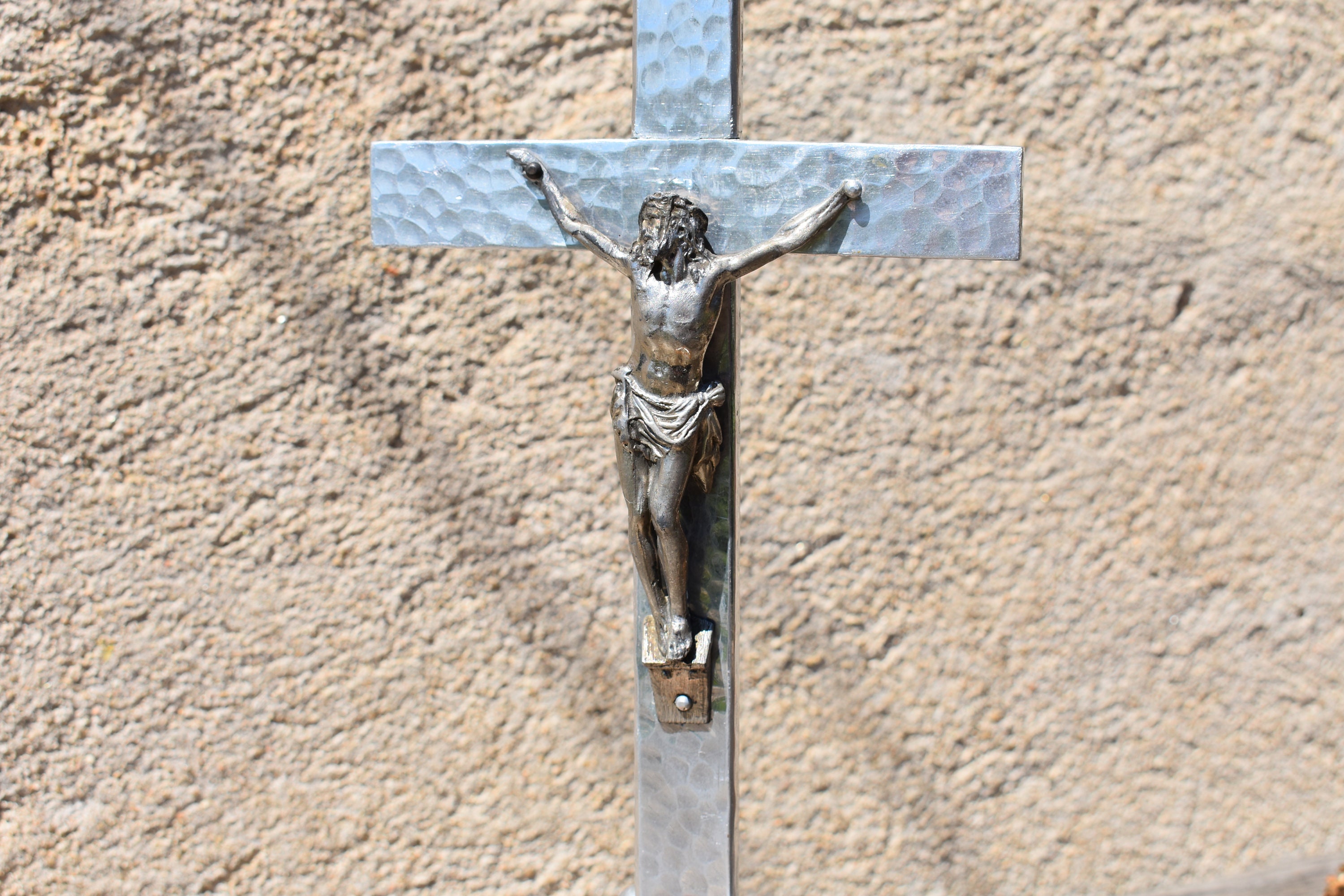 Mcm Beau Crucifix en Métal Français Monté sur Bois, Moderne Du Milieu Siècle Élégant et Inhabituel, 