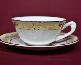 Ensemble de tasses et soucoupes, France, 4 tasses « St Amandinoise » en demi-porcelaine, soucoupes + sucrier/vase, joli ensemble blanc cassé, décor doré et crème