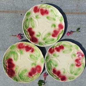 1900 französischer Erdbeerteller, SET mit 3 wunderschönen Shabby Chic Majolika-Obsttellern, gebeizten und rissigen Erdbeertellern, französische Barbotine