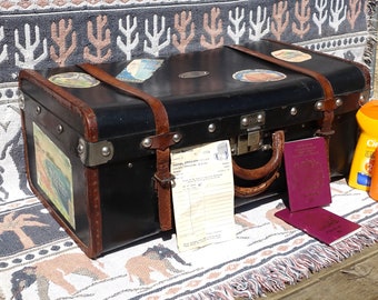 Französischer 30er 40er Stilvoller Koffer, Schwarze Kunstleder-Chrom-Ecken, Braune Lederriemen & -einfassung, Tolle Etiketten und Room-Service-Karte.