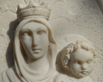 Vierge Marie et l'Enfant Jésus en relief, beau relief ovale en résine moulée blanche vierge à l'enfant, plaque blanche de la Vierge Marie et de l'enfant Jésus