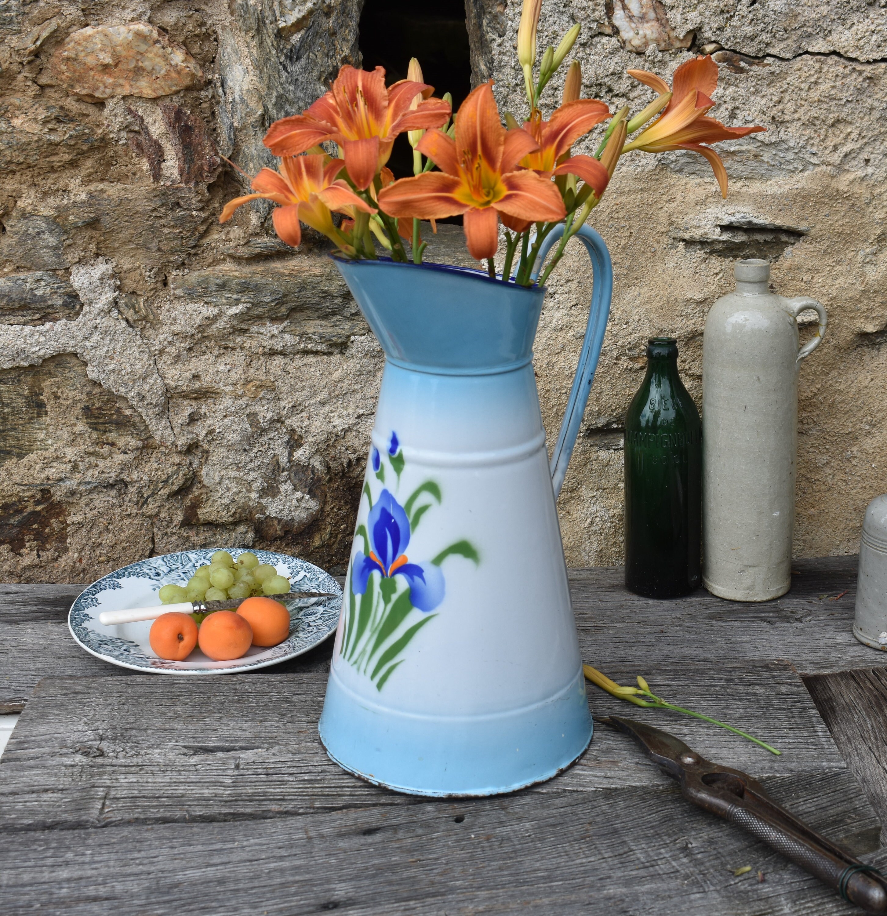 Français Grand Pichet d'eau en Émail Bleu, Décor Bleu Ciel et Floral, Picher Vintage Français Floral