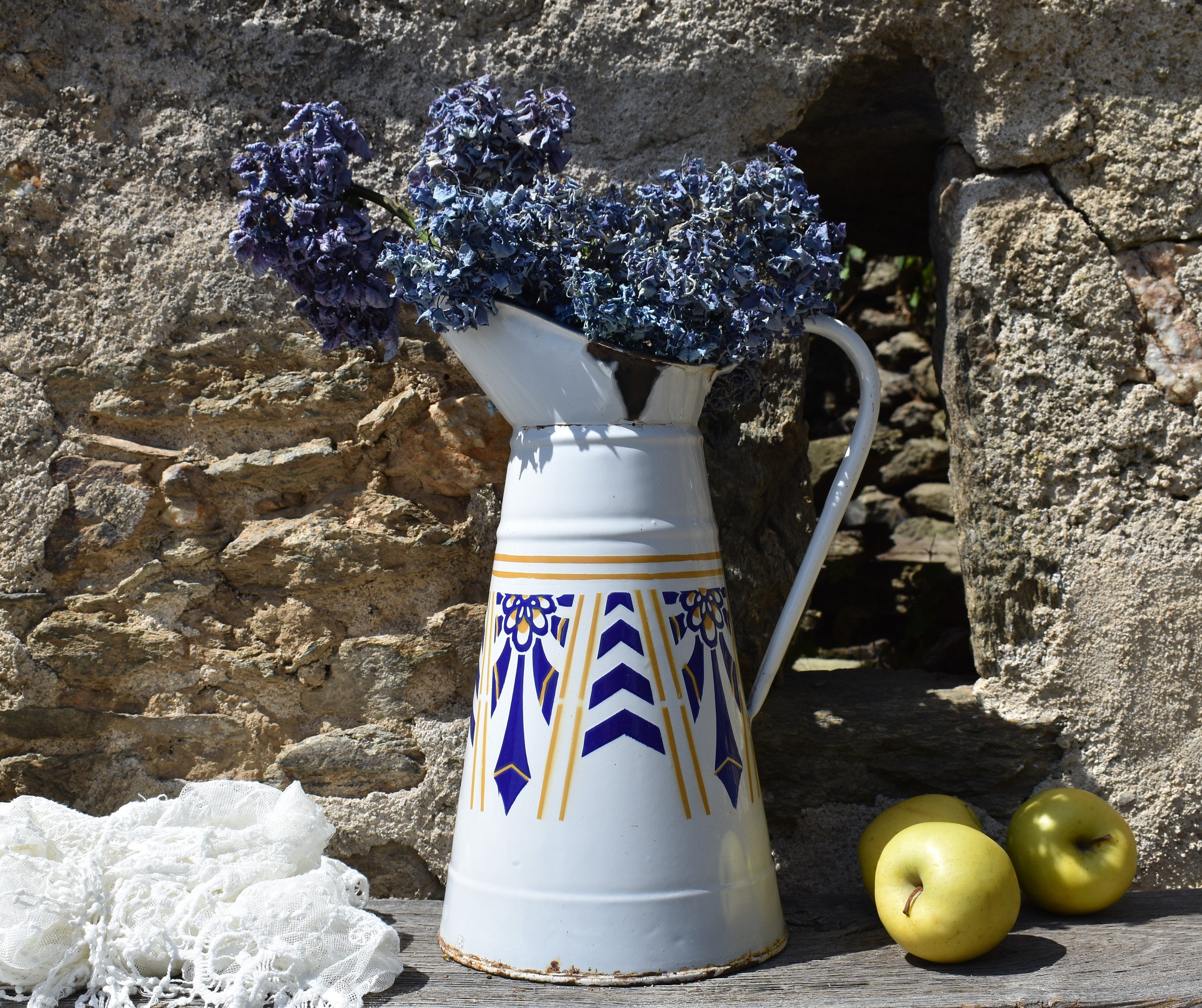 Années 1920 Français Grand Pichet en Émail Art Déco, d'eau Blanc Bleu et Jaune Émail Art Déco Frappa