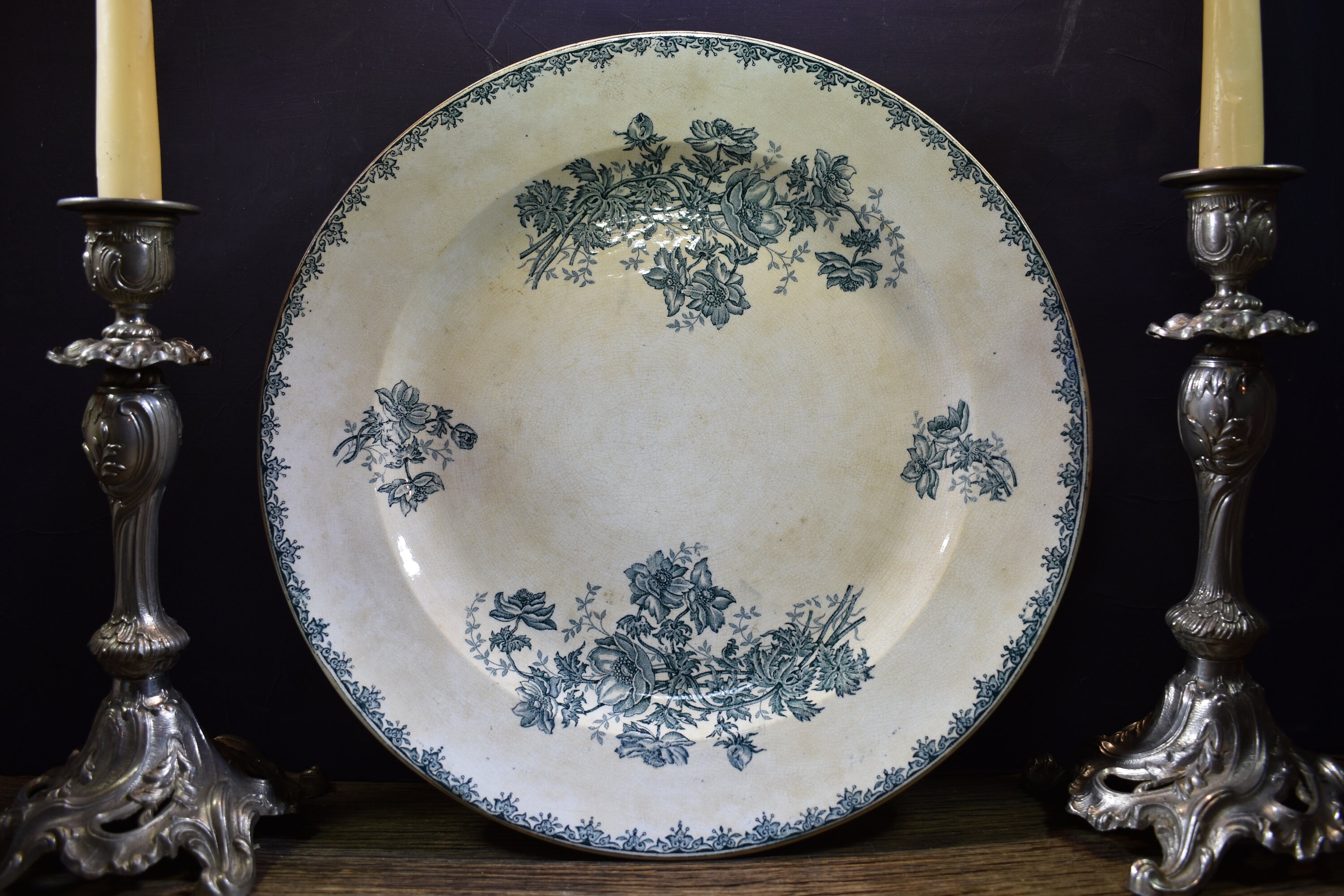 Antique Français Ironstone Assiette de Service avec Teal Blue Transferware Anemones 1894-1913 Leon G