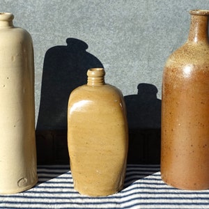 Collection de bouteilles en grès, lot de 3 bouteilles en poterie émaillée, bouteilles en argile rustique décoratives polyvalentes, du brun moucheté au crème. image 4