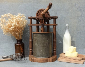 Franse houten boterkarnton, handgemaakte botermaker en vertinde stalen trommel, prachtig handzwengelmechanisme, leerling/demonstratiestuk