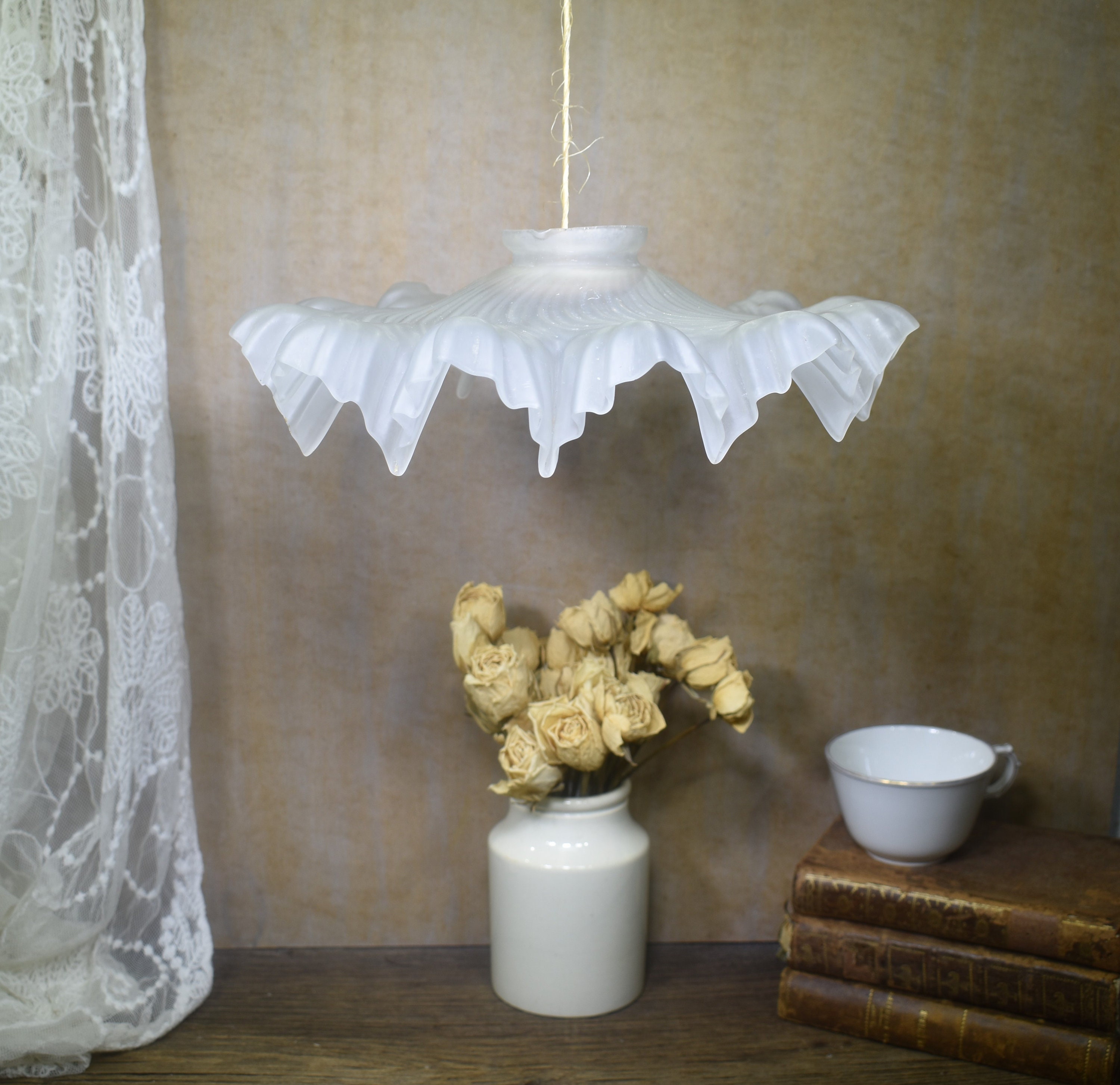 1930S Français Frilly Glass Ceiling Shade, Belle Ombre de Flocon Neige Art Déco en Forme Verre Dépol