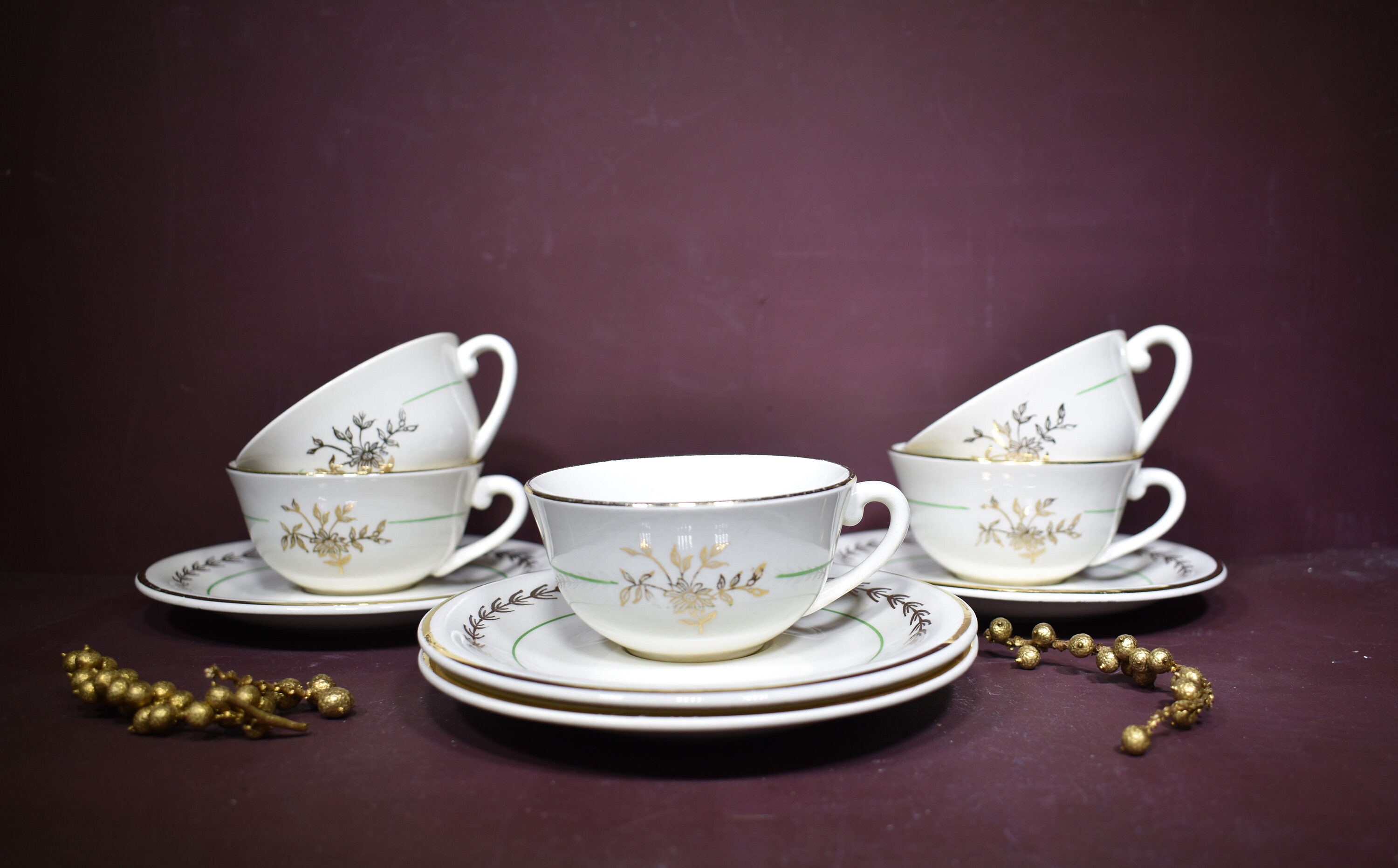 1950S Français Cup & Saucer Set, Un Charmant Ensemble de 4 Tasses + Soucoupes Par