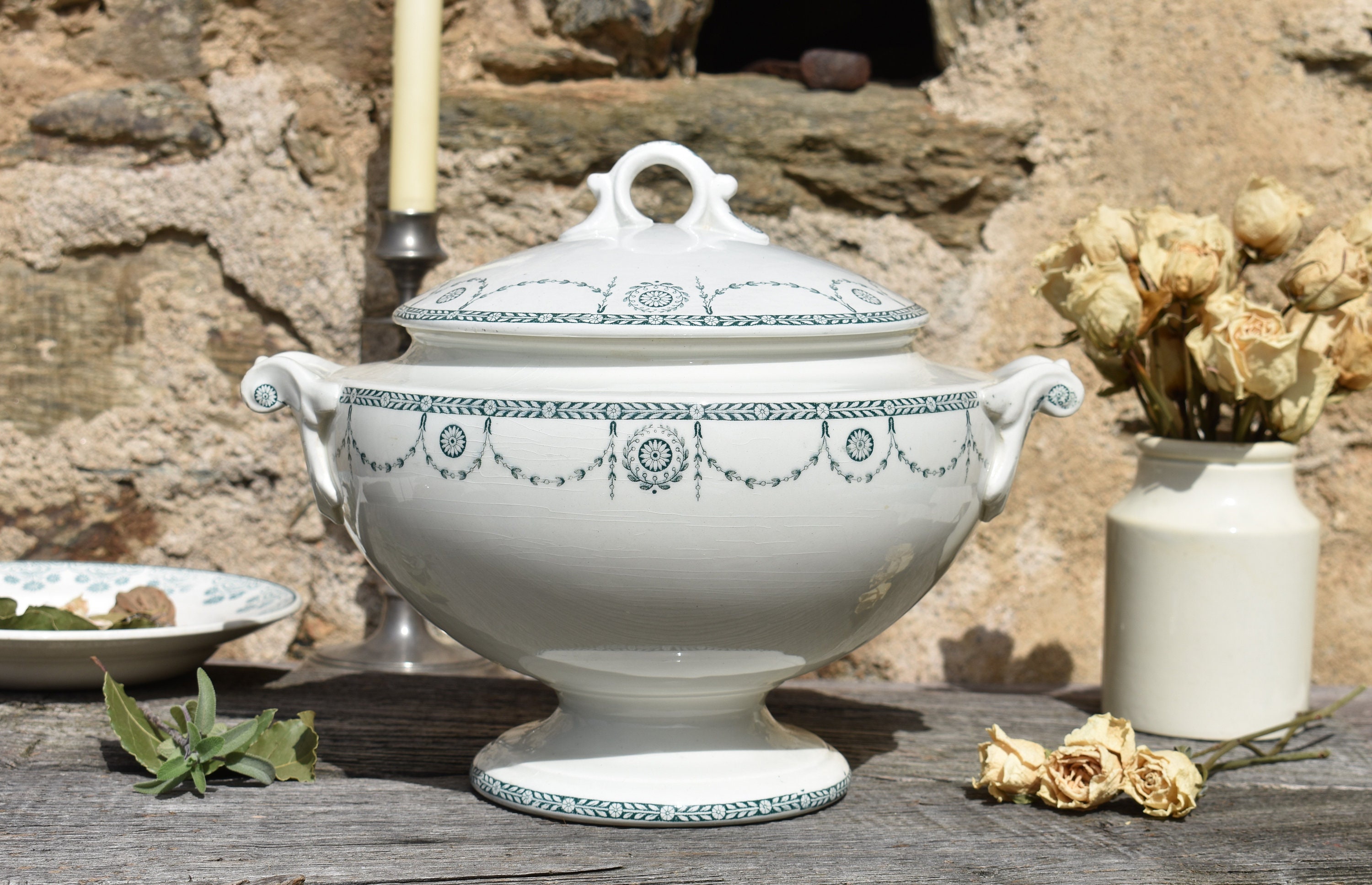 Années 1920 Français Ceramic Tureen, Une Élégante Soupe en Céramique Blanc Cassé