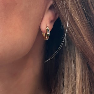 Mehrfarbige Creolen, Huggie Ohrringe, kleine Creolen, Regenbogen Ohrringe, Regenbogen Creolen, kleine Huggie Creolen, Gold Creolen