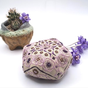 Patrón Biscornu (Patrón de Alfiletero) Belleza Púrpura con puntadas especiales