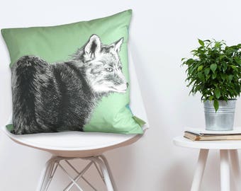 Può includere: Cuscino quadrato con un'illustrazione in bianco e nero di una volpe su sfondo verde chiaro. Il cuscino è posto su una sedia bianca. Una piccola pianta in vaso è su un tavolino. Dimensioni: circa 40 cm x 40 cm.