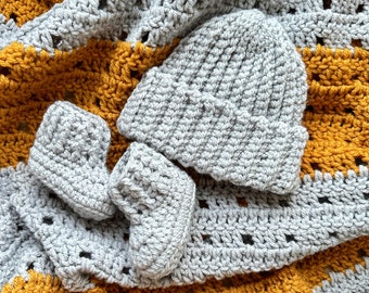 Baby gift set Newborn girl Newborn boy Coming home outfit Baby booties Crochet baby shoes Baby beanie Baby photo prop