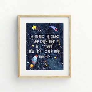 Op de afbeelding: Een aquarel-illustratie van een sterrenhemel met een raket en de tekst "HE COUNTS THE STARS AND CALLS THEM ALL BY NAME. HOW GREAT IS OUR LORD! PSALM 147:4".