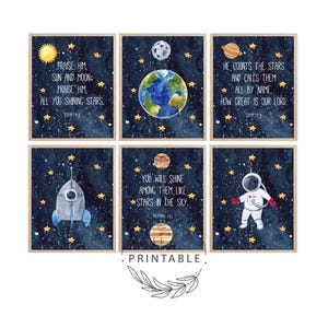 Pode incluir: Conjunto de seis impressões de berçário com tema espacial imprimíveis de 8x10 polegadas com versículos bíblicos inspiradores. Cada impressão apresenta um elemento espacial diferente, incluindo um foguete, um astronauta, planetas e estrelas. As impressões são perfeitas para um berçário ou um quarto de criança.