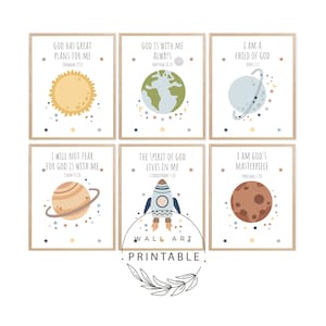 Pode incluir: Seis impressões de arte de parede imprimíveis com ilustrações com tema espacial e versículos bíblicos inspiradores. Cada impressão apresenta um planeta diferente, um foguete e estrelas. Os versículos incluem "Deus tem grandes planos para mim", "Deus está sempre comigo", "Sou filho de Deus", "Não temerei porque Deus está comigo", "O espírito de Deus vive em mim" e "Sou a obra-prima de Deus".