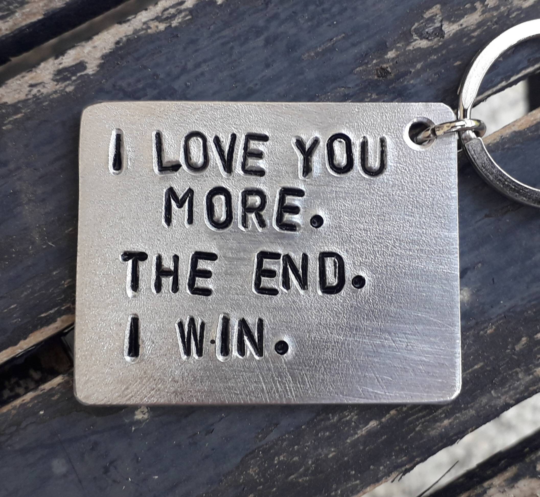 Schlüsselanhänger 'I Love You More' - Silberfarben Aus Metall - Romantisches Geschenk