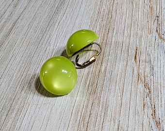 Pendientes acrílicos verdes, de clip, bisutería vintage.