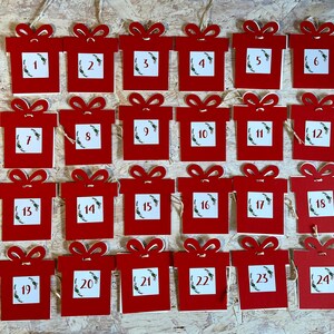 Calendario dell'Avvento in carta da colorare e comporre tag pacchetti 24pz