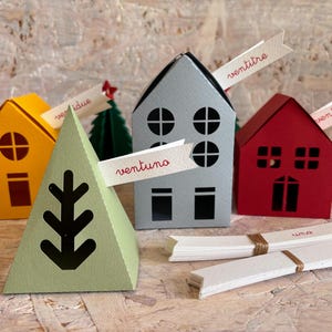Calendario dell’Avvento e segnaposto 24 scatole in carta  - casette medie e alberi colorati da montare