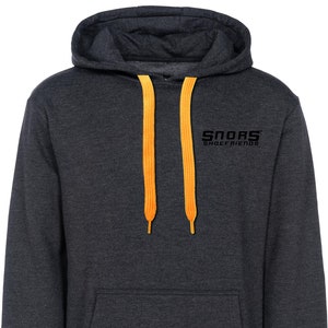 Może przedstawiać: Ciemnoszara bluza z kapturem z przednią kieszenią. Posiada jaskrawo pomarańczowe sznurki i napis "SNORS SHOEFRIENDS" wydrukowany na czarno na piersi. Swobodny, wygodny element garderoby.
